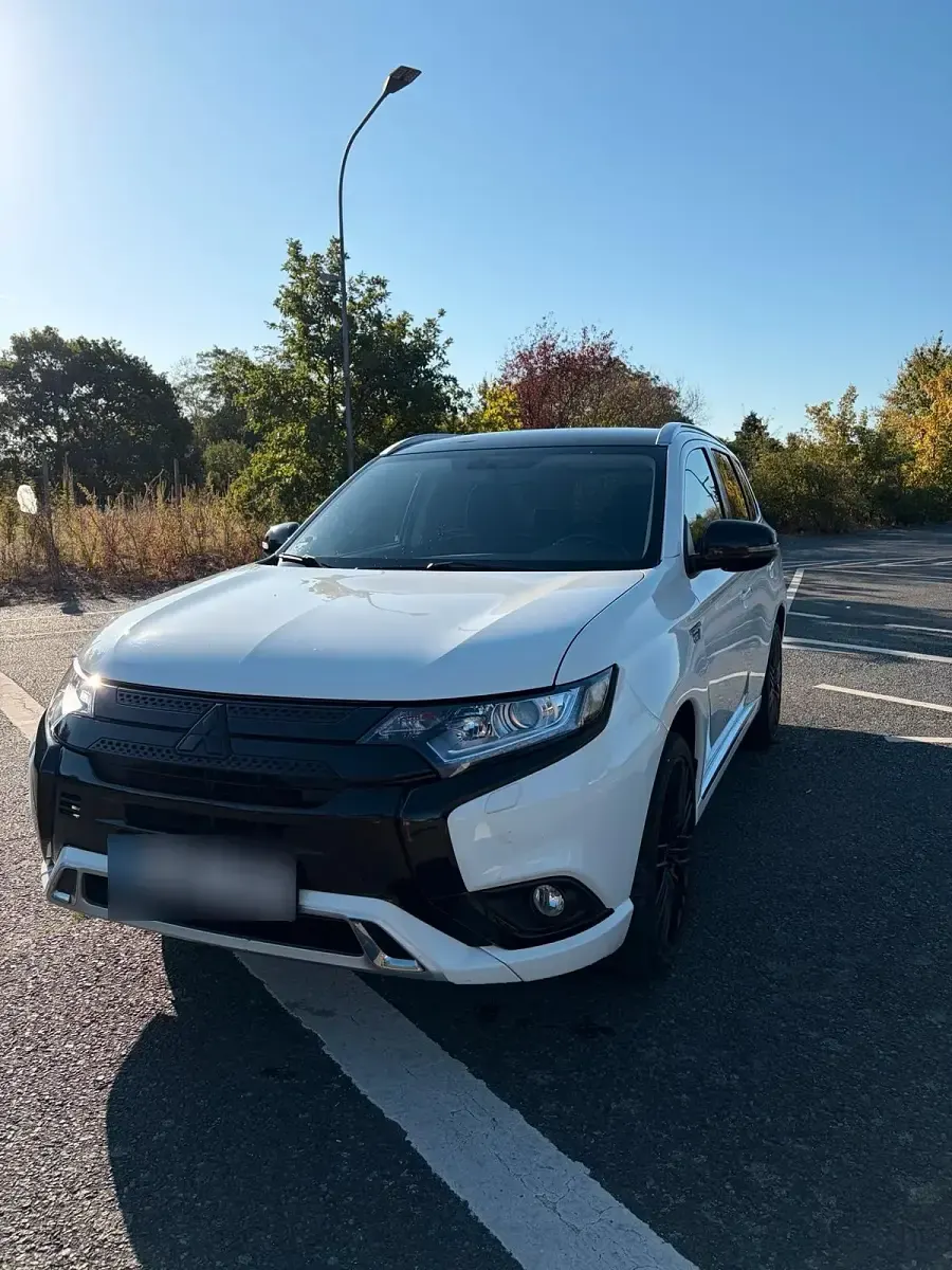 Gebraucht Mitsubishi Outlander P-HEV Basis 224 PS (164 kW) 2020 Weiß SUV
