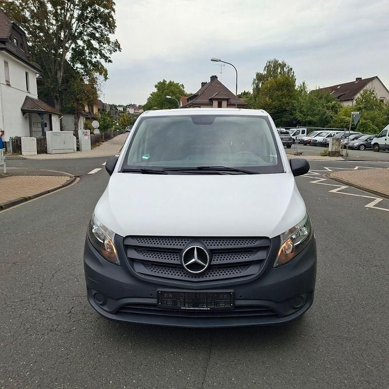 Weiß Gebraucht 2018 Mercedes Vito Van / Kleinbus | 11.250 € - Bild 1/4