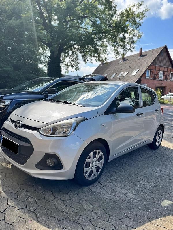 Silber Gebraucht 2015 Hyundai i10 Kleinwagen | 5.499 € - Bild 1/4