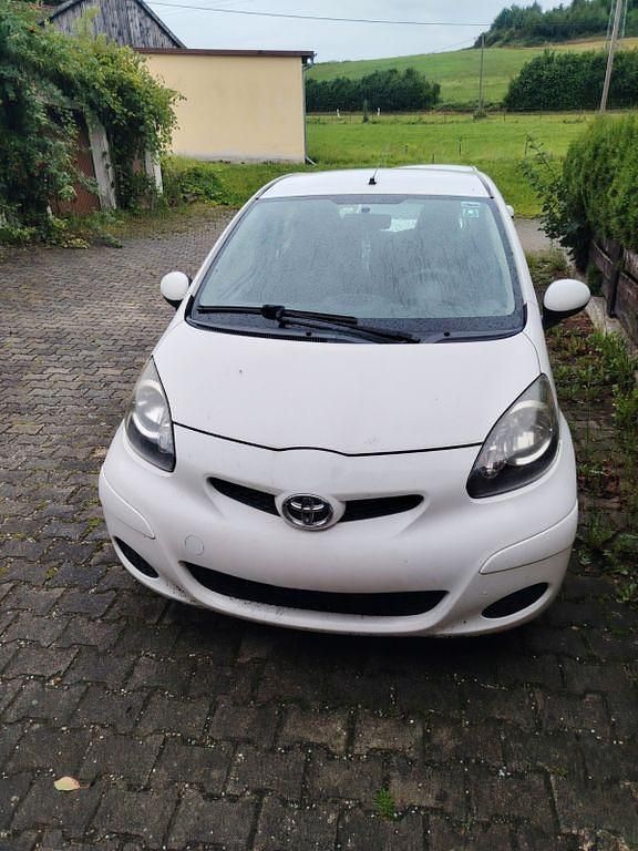 Weiß Gebraucht 2009 Toyota Aygo Kleinwagen | 2.000 € (Fairer Preis) - Bild 1/4