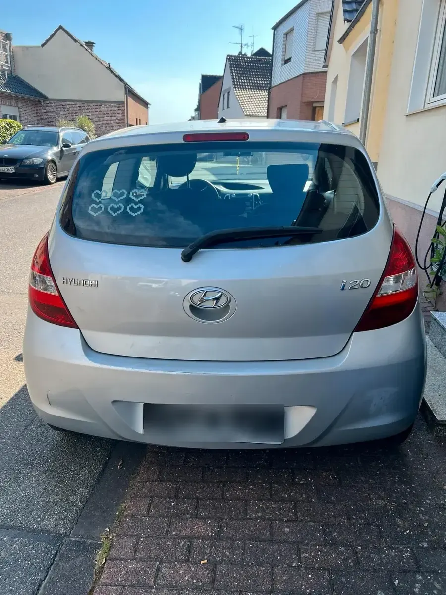 Gebraucht Hyundai i20 77 PS (56 kW) 2013 Silber Kleinwagen