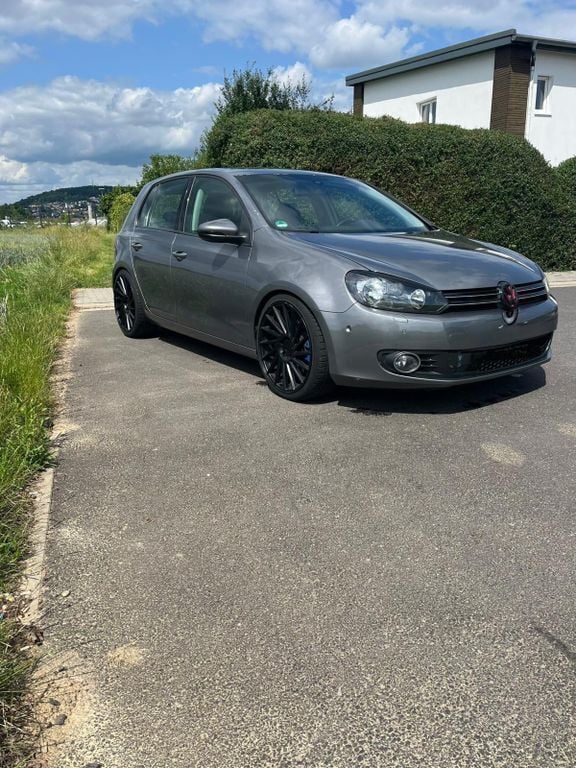 Grau Gebraucht 2010 VW Golf VI Comfortline Limousine | 6.990 € - Bild 1/4