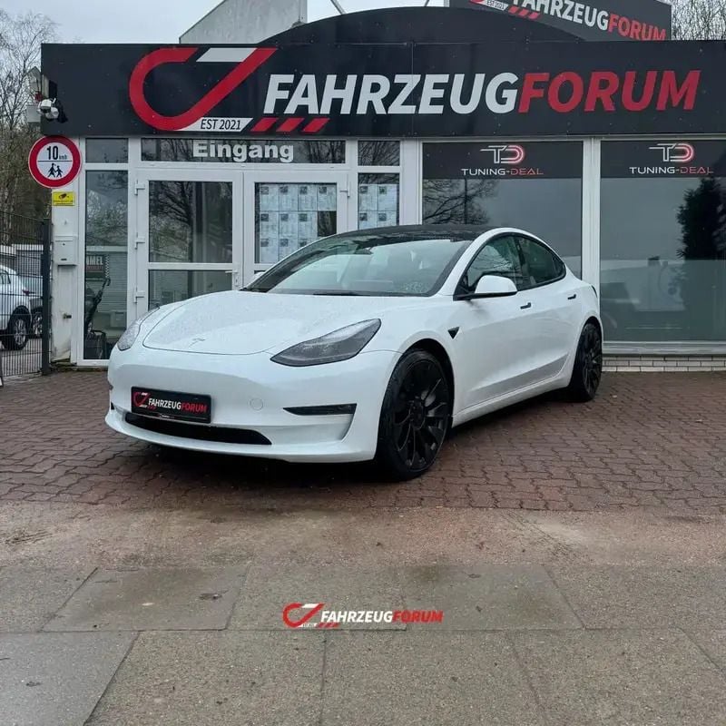 Weiß Gebraucht 2022 Tesla Model 3 Performance Limousine | 36.900 € (Etwas zu teuer) - Bild 1/4
