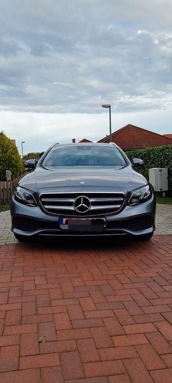Grau Gebraucht 2017 Mercedes E220 Avantgarde Limousine | 21.000 € (Guter Preis) - Bild 1/4