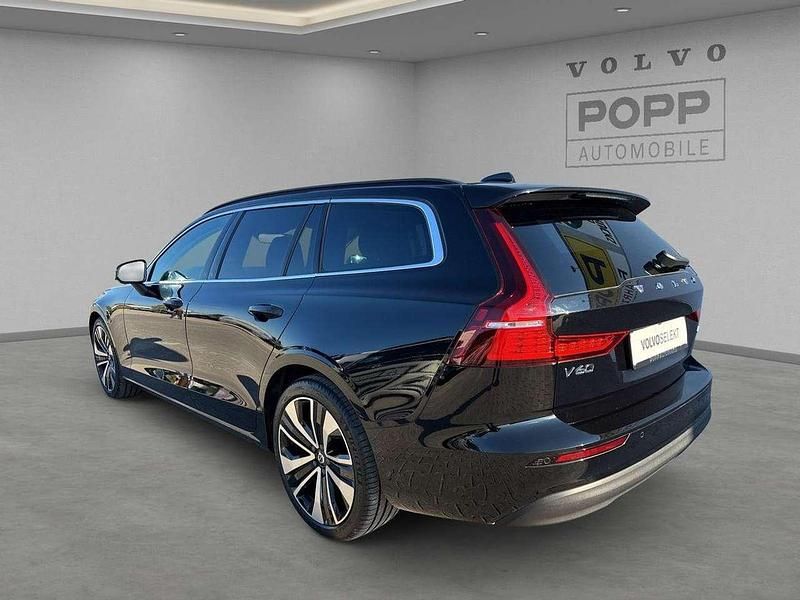 Gebraucht Volvo V60 Core 197 PS (144 kW) 2024 Onyx black / metallic Kombi