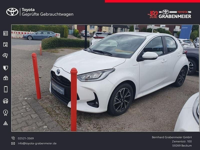 Weiß Gebraucht 2023 Toyota Yaris Hybrid Comfort Limousine | 21.490 € (Fairer Preis) - Bild 1/3