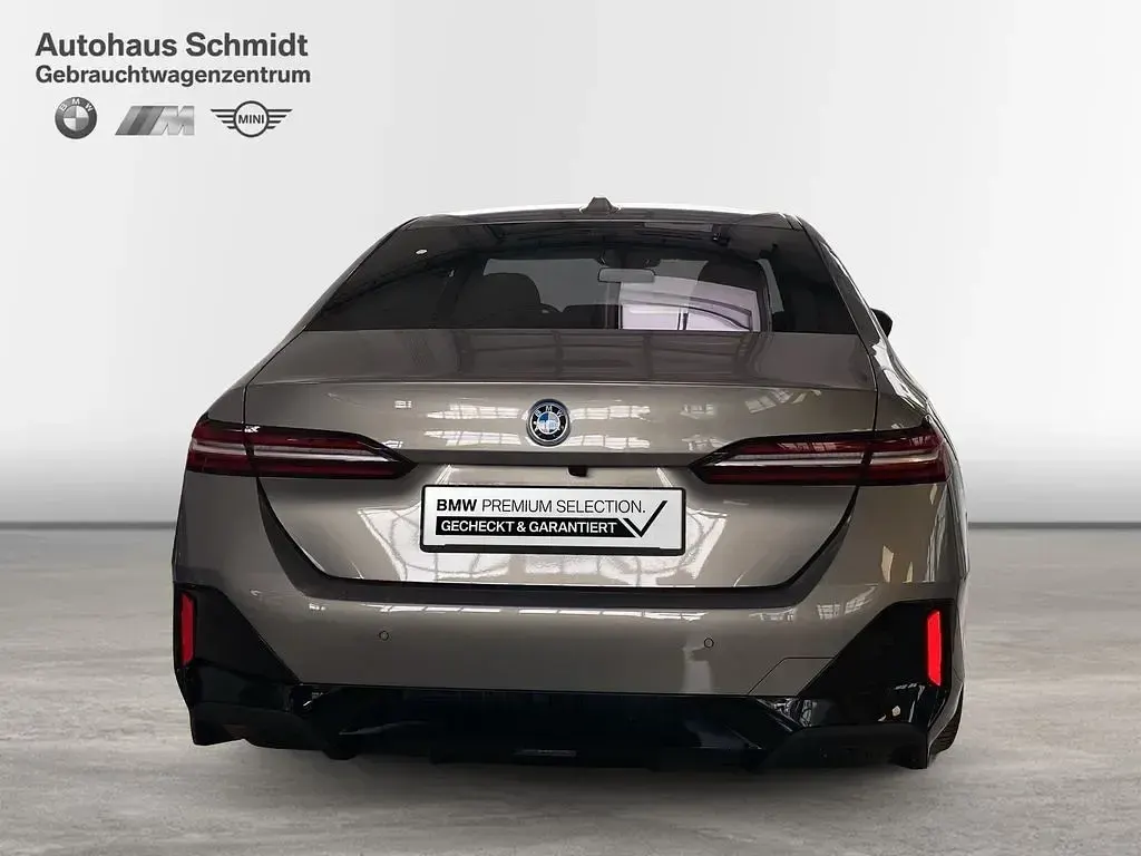 Gebraucht BMW 550e M Sport 313 PS (230 kW) 2025 Oxidgrau Limousine