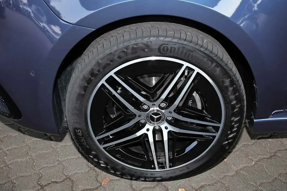 Gebraucht Mercedes V300 AMG 237 PS (174 kW) 2024 Blau Van / Kleinbus