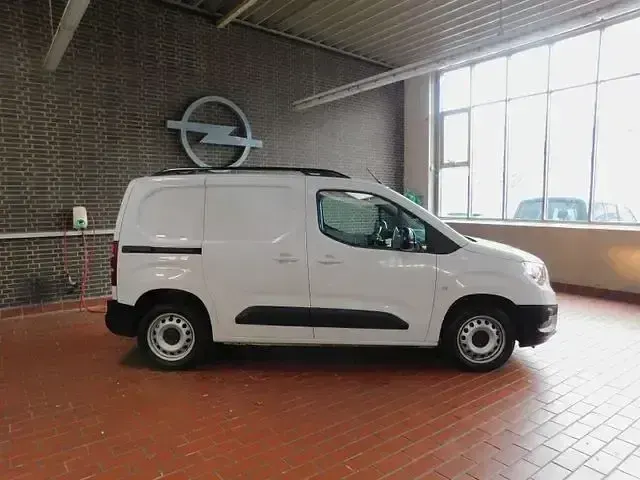 Używany Opel Combo Edition 131 KM (96 kW) 2022 Andere Minivan