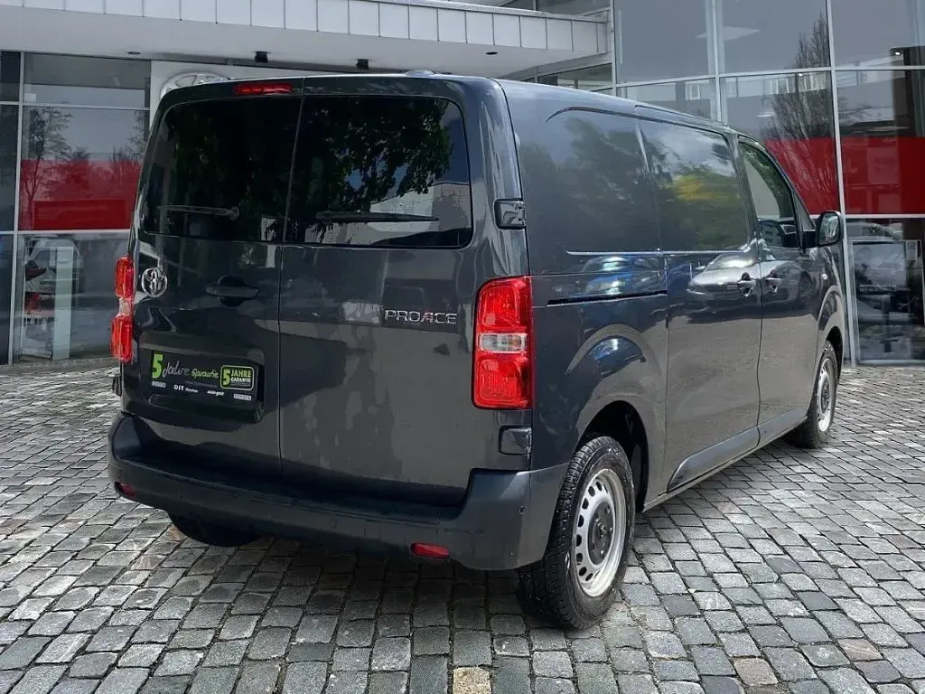 Gebraucht Toyota Proace 144 PS (105 kW) 2024 Titanium grey Van / Kleinbus
