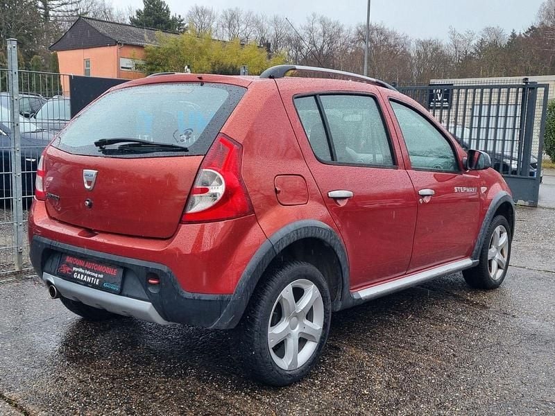 Gebraucht Dacia Sandero Stepway 84 PS (61 kW) 2011 Rot Kleinwagen