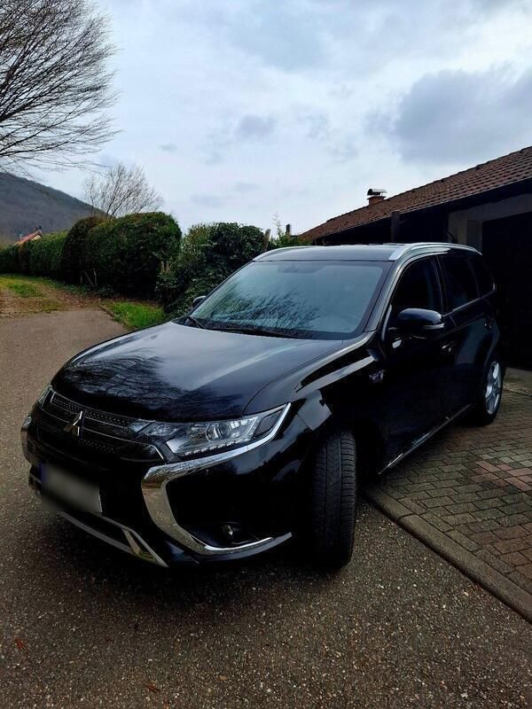 Schwarz Gebraucht 2021 Mitsubishi Outlander P-HEV SUV | 19.990 € (Superpreis) - Bild 1/4