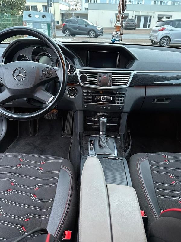 Schwarz Gebraucht 2011 Mercedes E250 Kombi | 7.500 € (Superpreis) - Bild 1/4