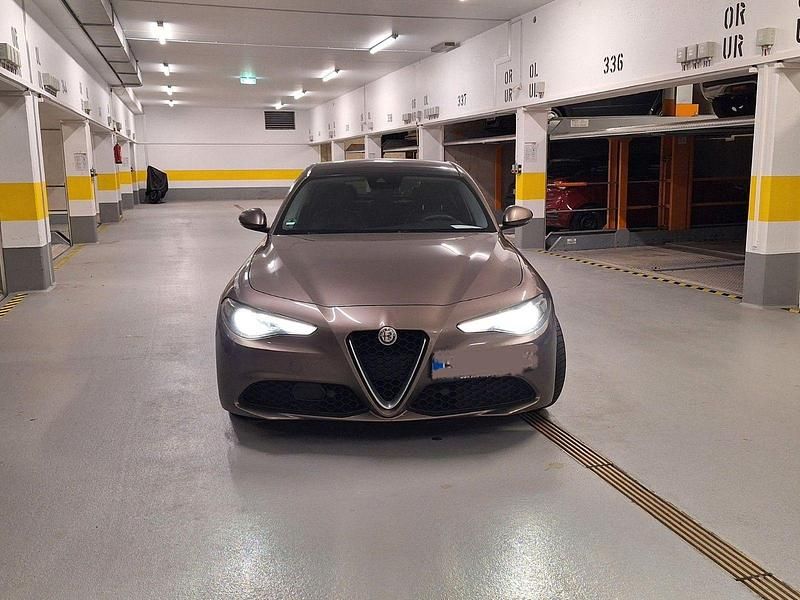 Grau Gebraucht 2016 Alfa Romeo Giulia Limousine | 19.700 € (Fairer Preis) - Bild 1/4