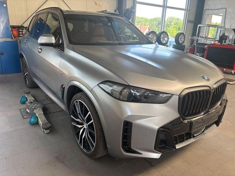 Grau (frozen grey ) Gebraucht 2024 BMW X5 M Sport SUV | 99.900 € (Teuer) - Bild 1/1