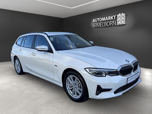 Alpinweiss 3 Gebraucht 2021 BMW 330e Advantage Kombi | 28.950 € (Fairer Preis) - Bild 1/4