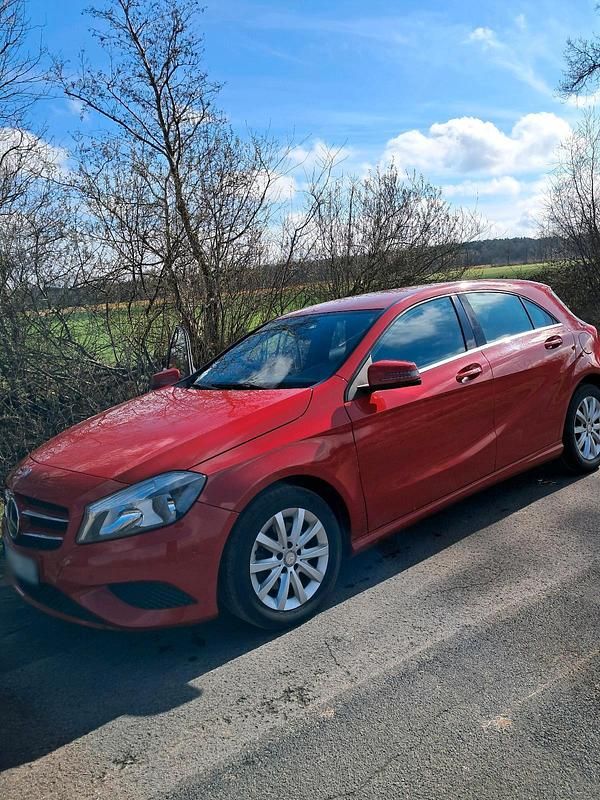 Gebraucht Mercedes A180 122 PS (89 kW) 2013 Rot Limousine