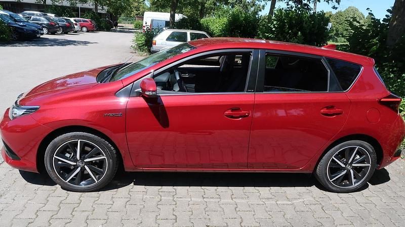 Rot Gebraucht 2017 Toyota Auris Hybrid Edition-S Limousine | 11.500 € (Superpreis) - Bild 1/4