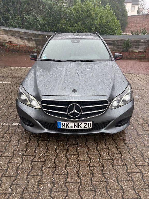 Grau Gebraucht 2016 Mercedes E220 Edition Limousine | 14.900 € (Guter Preis) - Bild 1/4