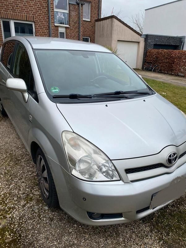 Silber Gebraucht 2005 Toyota Corolla Verso Van / Kleinbus | 3.400 € - Bild 1/4