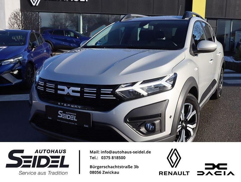 Moonstonegrau Gebraucht 2023 Dacia Sandero Expression Limousine | 15.987 € (Fairer Preis) - Bild 1/4