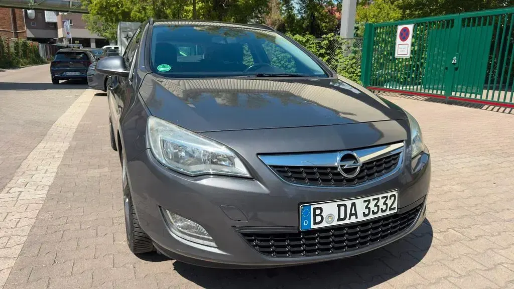 Gebraucht Opel Astra Sport 110 PS (80 kW) 2013 Grau Limousine