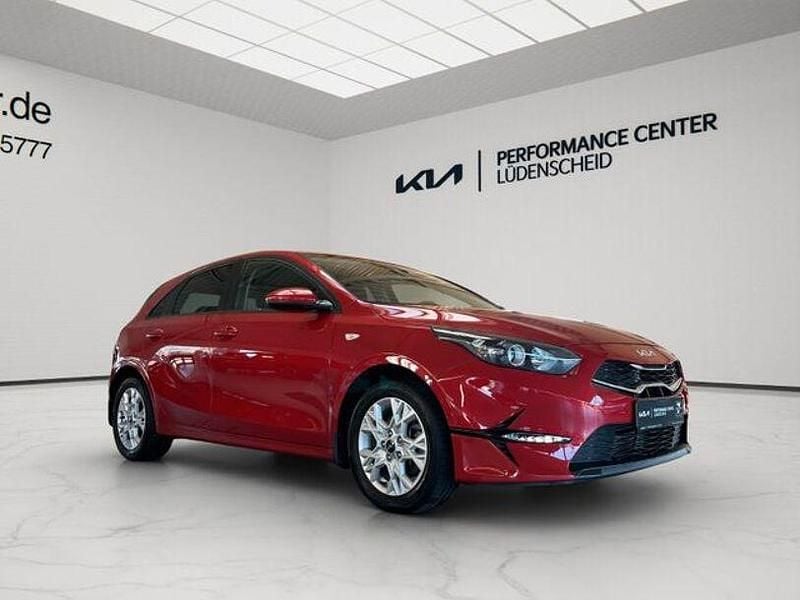 Usado Kia Ceed Vision 140 HP (102 kW) 2024 Vermelho Citadino