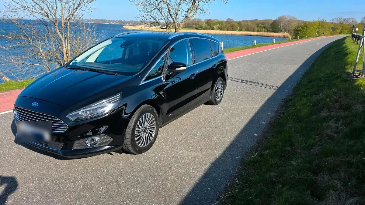 Käytetty Ford S-MAX Titanium 190 HP (139 kW) 2019 Musta Tila-auto