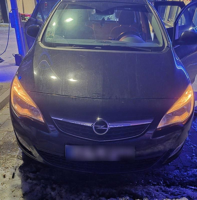 Gebraucht Opel Astra 140 PS (102 kW) 2011 Schwarz Kombi