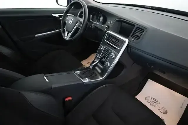 Gebraucht Volvo V60 Momentum 181 PS (133 kW) 2015 Blau Kombi