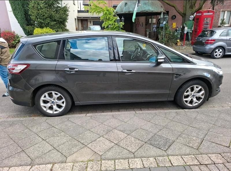 Używany Ford S-MAX Titanium 165 KM (121 kW) 2016 Andere farben Minivan