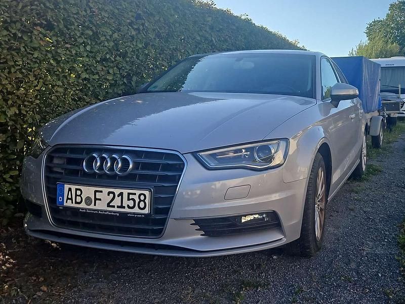 Silber Gebraucht 2015 Audi A3 Attraction Limousine | 13.000 € (Teuer) - Bild 1/4