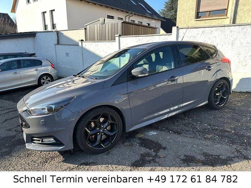 Grau Gebraucht 2016 Ford Focus ST Limousine | 16.400 € (Etwas zu teuer) - Bild 1/4