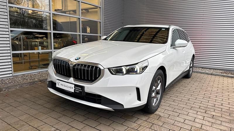 Alpinweiß uni Gebraucht 2024 BMW 520 Comfort Edition Kombi | 45.399 € (Superpreis) - Bild 1/4
