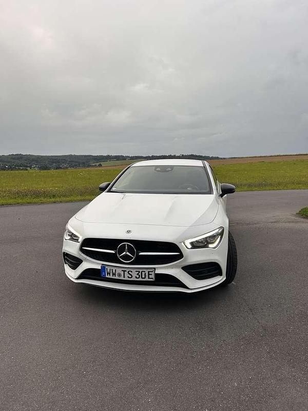 Weiß Gebraucht 2021 Mercedes CLA250e Edition Limousine | 30.000 € (Etwas zu teuer) - Bild 1/4
