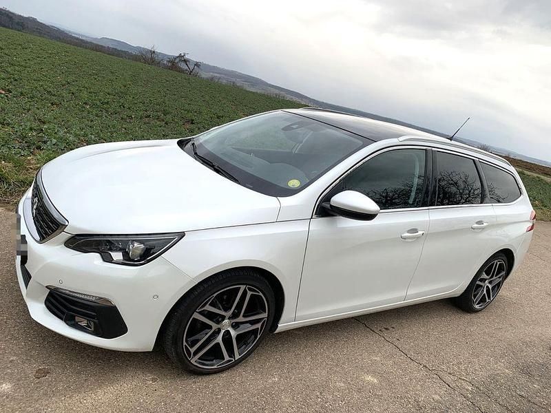 Weiß Gebraucht 2018 Peugeot 308 Allure Kombi | 9.900 € (Fairer Preis) - Bild 1/4