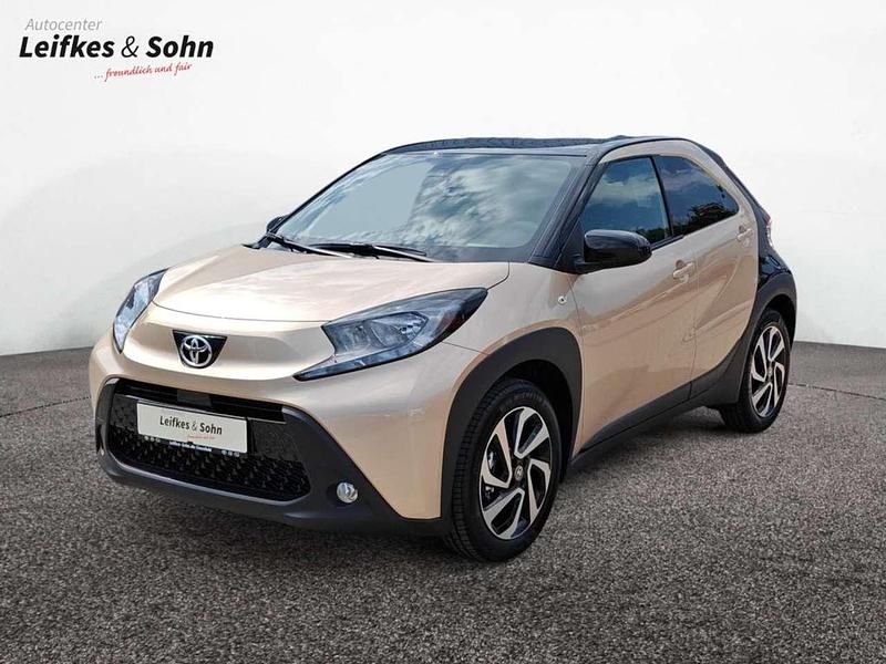 Beige Neu 2025 Toyota Aygo Kleinwagen | 19.490 € - Bild 1/4