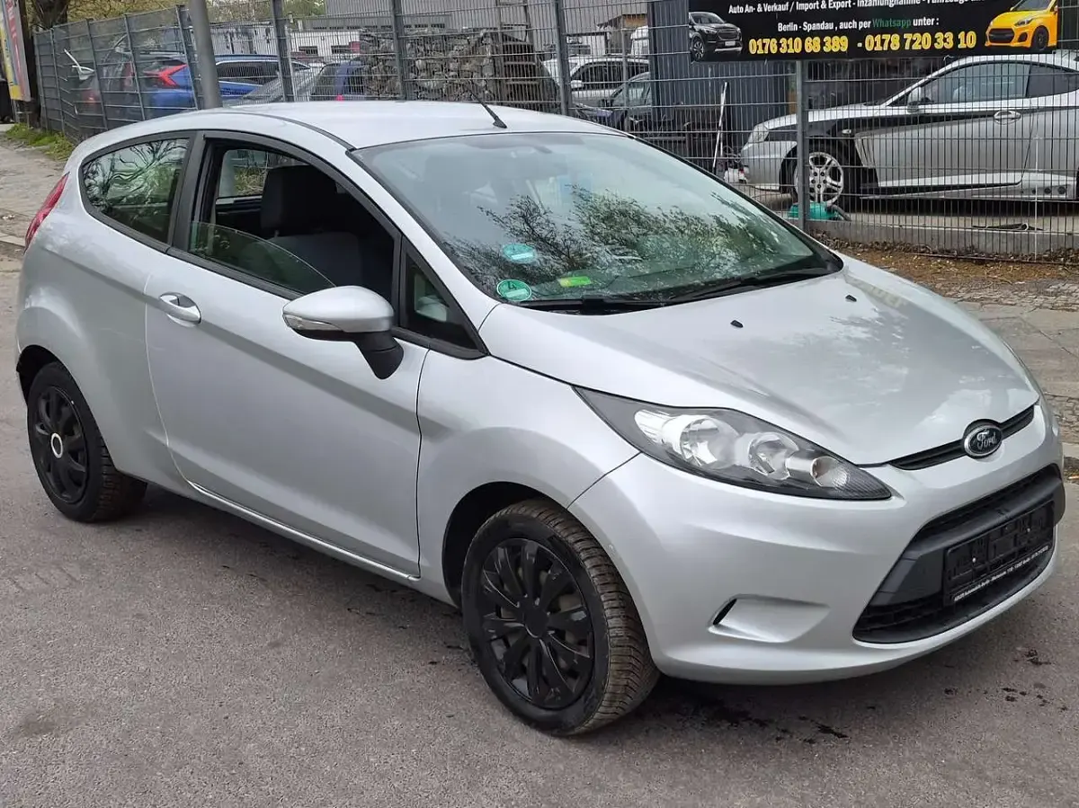 Używany Ford Fiesta 60 KM (44 kW) 2010 Srebrny Sedan/Limuzyna