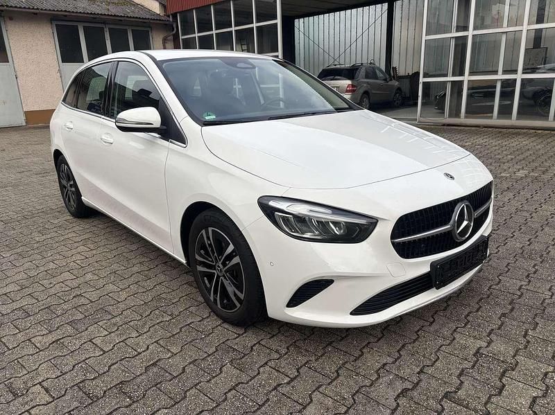 Gebraucht Mercedes B200 Advanced 163 PS (119 kW) 2024 Unilack polarweiß Van / Kleinbus