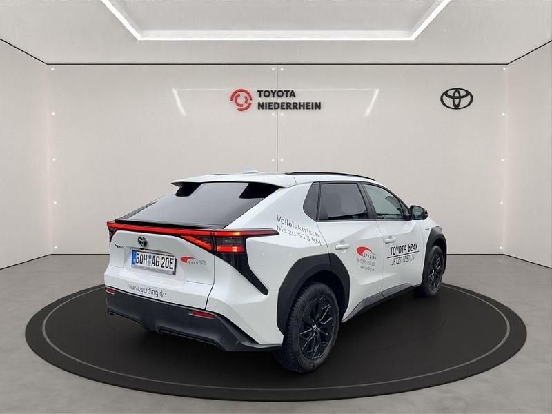 Gebraucht Toyota bZ4X Basis 150 kW (204 PS) 2023 Platinumweiß perleffekt SUV