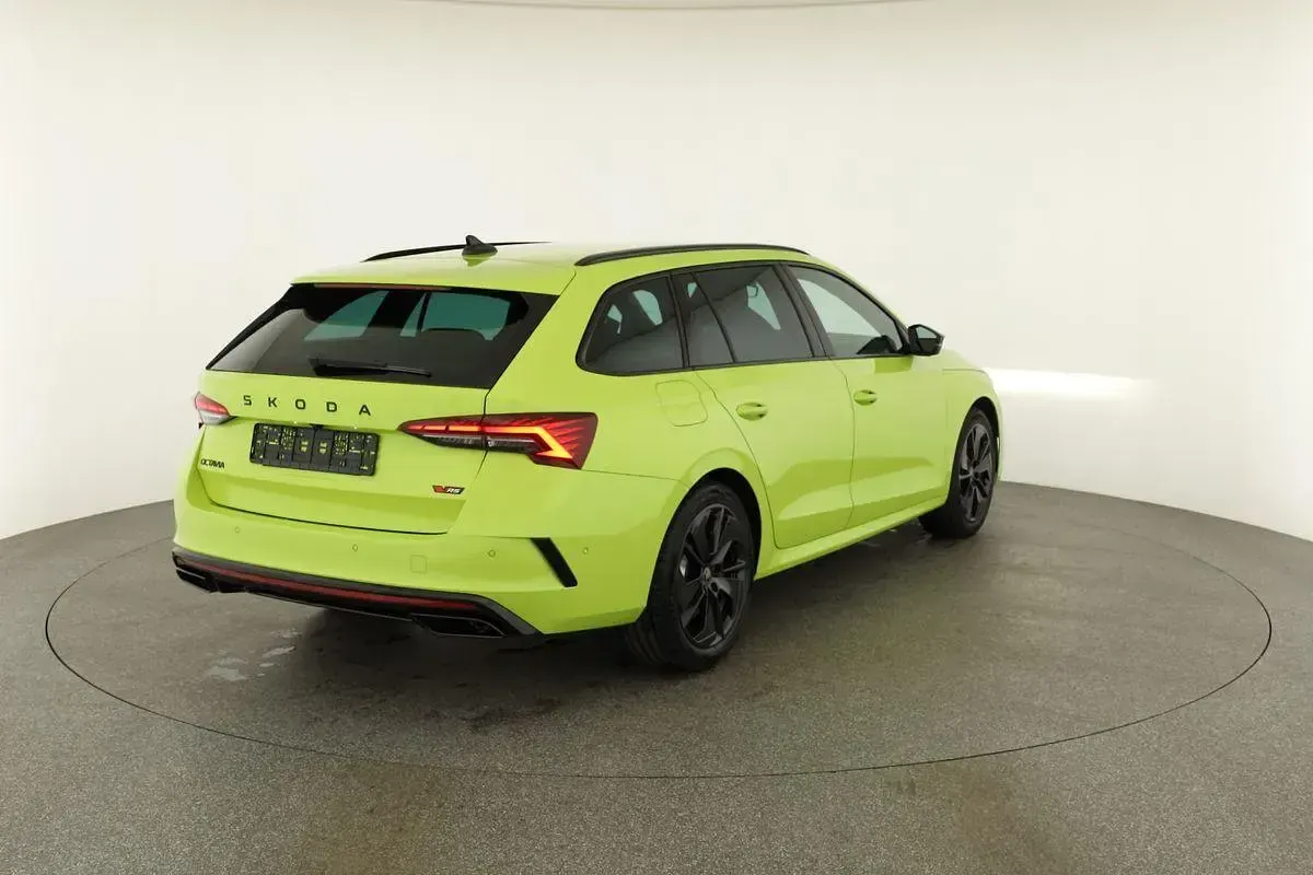 Neu Skoda Octavia RS 265 PS (194 kW) 2026 Mamba grün Kombi