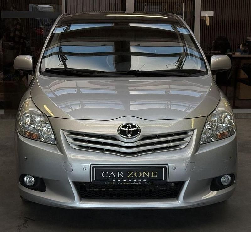 Gebraucht Toyota Verso Edition 147 PS (108 kW) 2011 Silber Van / Kleinbus