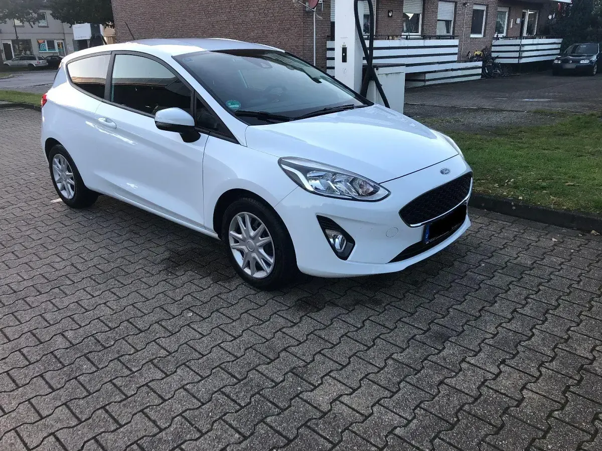 Gebraucht Ford Fiesta Cool & Connect 101 PS (74 kW) 2017 Weiß Kleinwagen