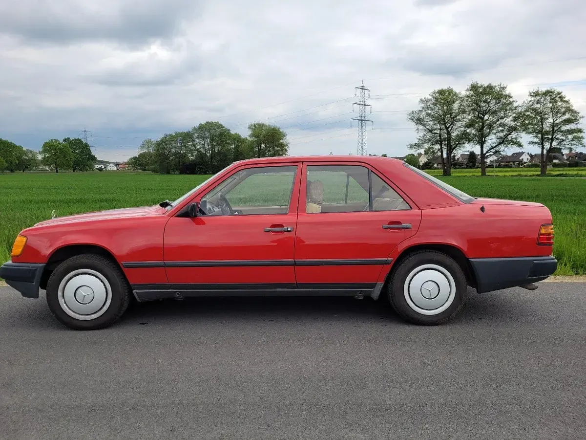 Gebraucht Mercedes E260 1986 Rot Limousine