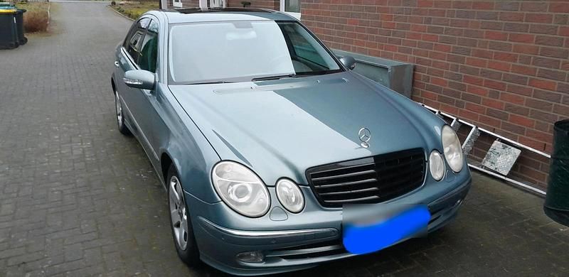 Blau Gebraucht 2005 Mercedes E240 Limousine | 8.000 € - Bild 1/4