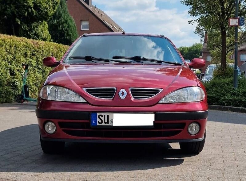 Schwarz Gebraucht 2002 Renault Mégane II Expression Limousine | 1.850 € (Etwas zu teuer) - Bild 1/4