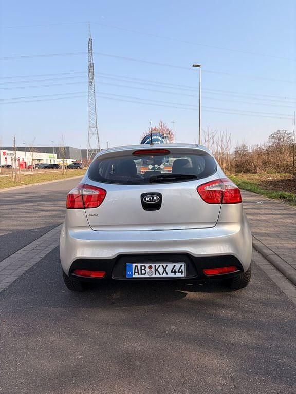 Gebraucht Kia Rio Edition 7 86 PS (63 kW) 2012 Silber Limousine