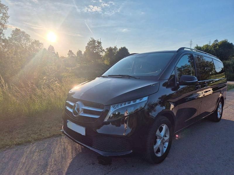 Schwarz Gebraucht 2023 Mercedes V300 Avantgarde Edition Van / Kleinbus | 51.999 € - Bild 1/4