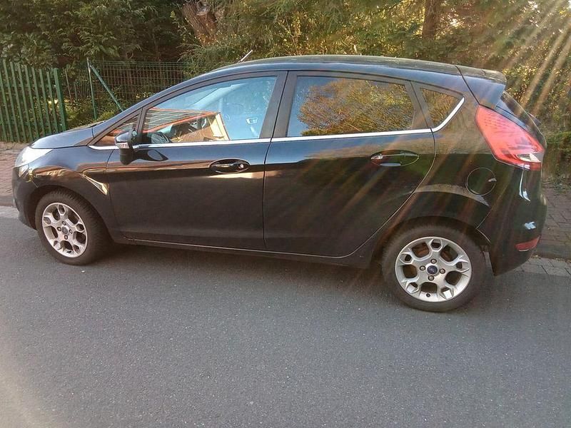 Gebraucht Ford Fiesta Titanium 82 PS (60 kW) 2011 Schwarz Kleinwagen