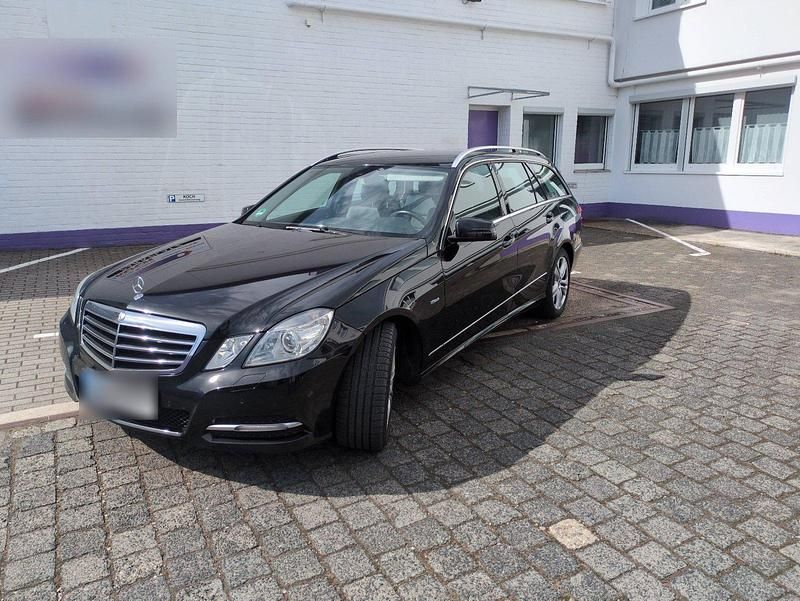 Gebraucht Mercedes E250 Avantgarde 204 PS (150 kW) 2011 Schwarz Kombi